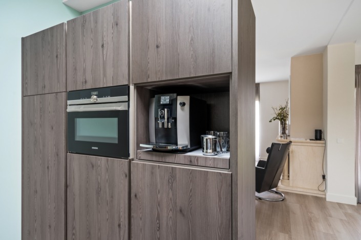 Ruimtelijke strakke keuken